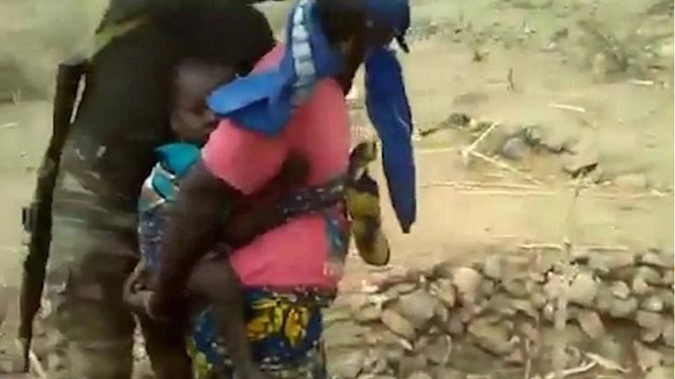 Φρίκη! Στρατιώτες εκτελούν εν ψυχρώ δύο γυναίκες και δύο παιδιά στο Καμερούν (σκληρό βίντεο)